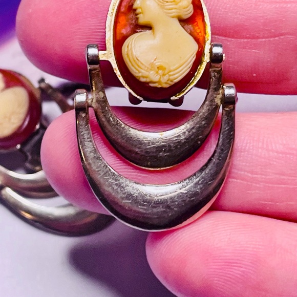 Unique Vtg plastic molded cameo clip on MCM style earrings (1.5x1”) - Picture 4 of 7